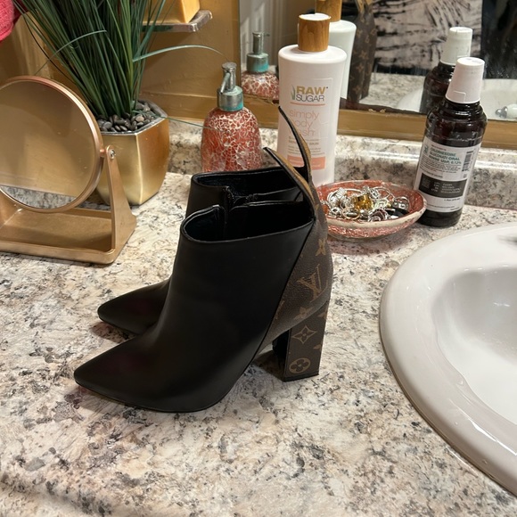 Louis Vuitton Ankle Boots. - Picture 3 of 5